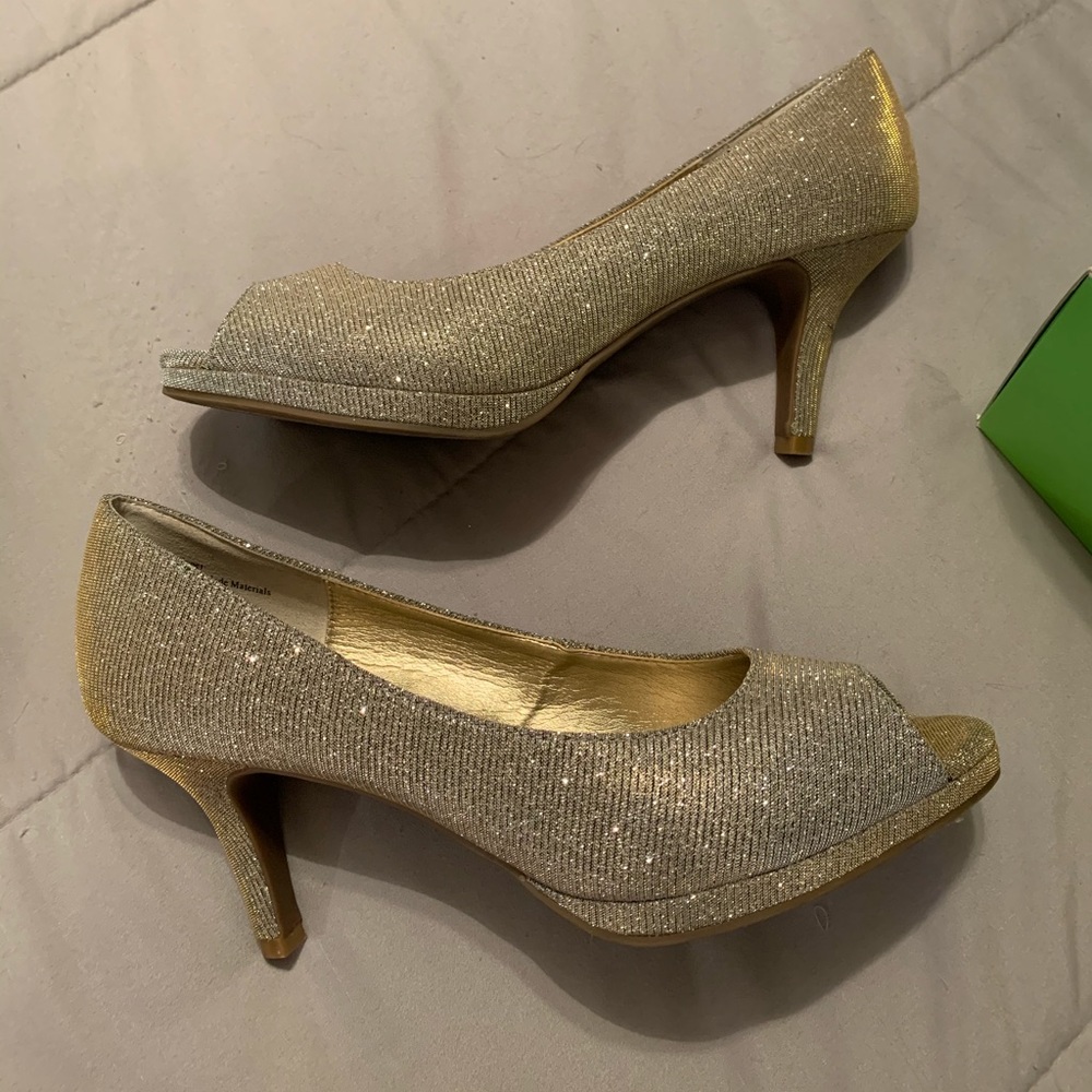 Kelly & Katie Sparkly Gold Peep Toe Heels Size 8